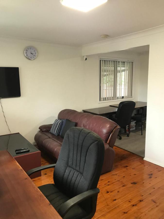 Doonside Fragrant Homes-68B Independent Aircon Room, With 65'Tv, Queen Size Beds, Rest Sofa, Built In Wardrobe מראה חיצוני תמונה